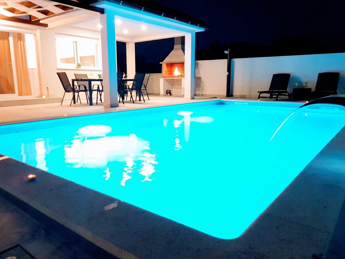 Villas Sabun - Modern House With Heated Pool Privlaka  Exteriér fotografie