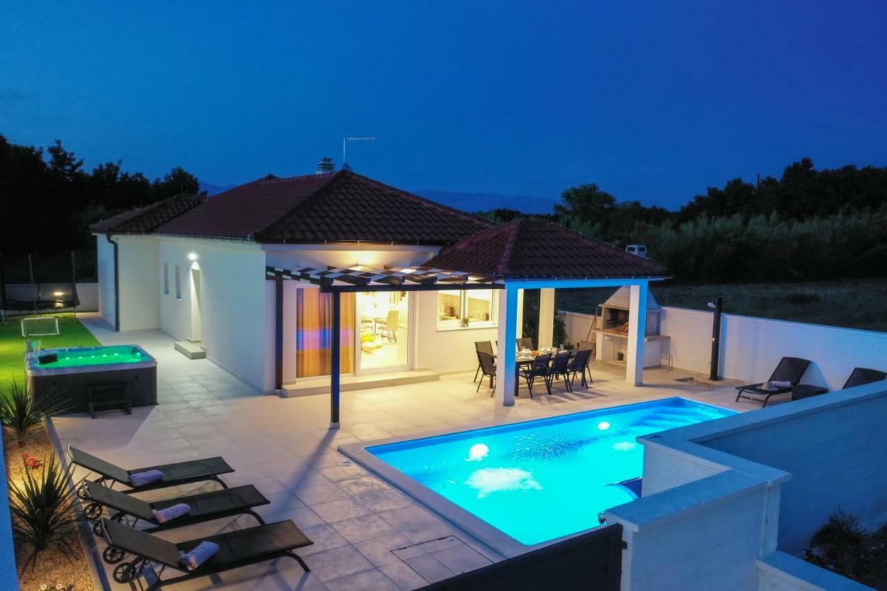 Villas Sabun - Modern House With Heated Pool Privlaka  Exteriér fotografie