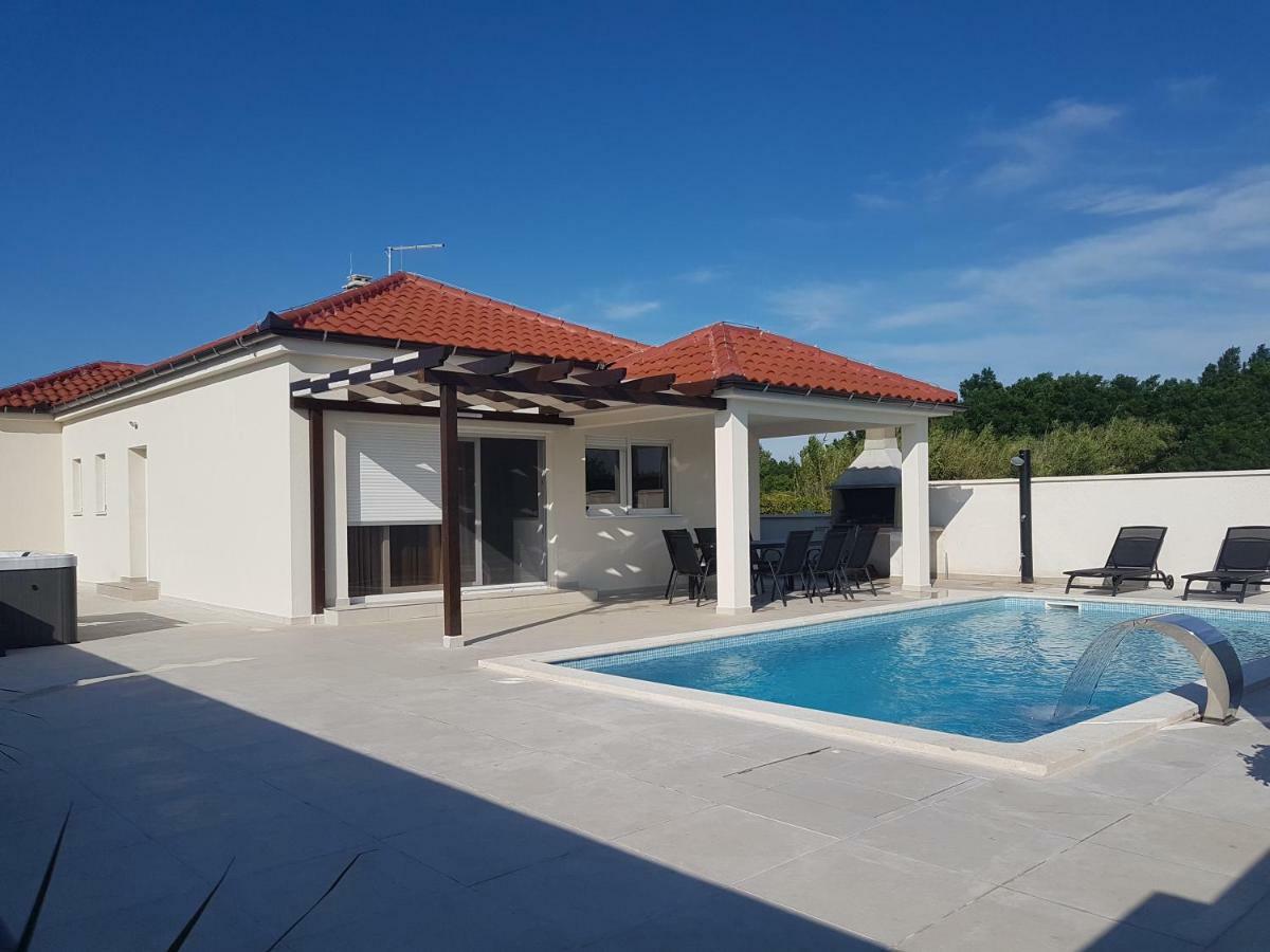 Villas Sabun - Modern House With Heated Pool Privlaka  Exteriér fotografie