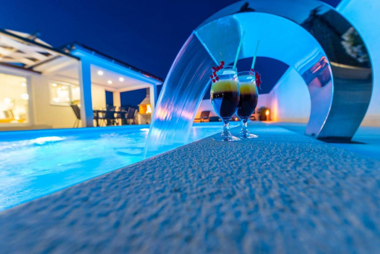 Villas Sabun - Modern House With Heated Pool Privlaka  Exteriér fotografie